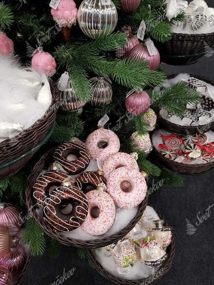Vianočné dekorácie na stromček v tvare šišiek s čokoladovou a cukríkovou posýpkou