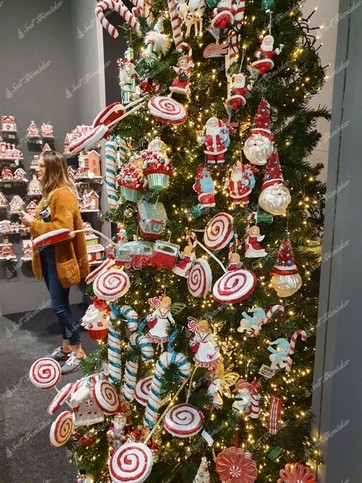 Vianočné ozdoby na stromček v tvare lízaniek ovešané a pozapichované do vianočného stromčeka