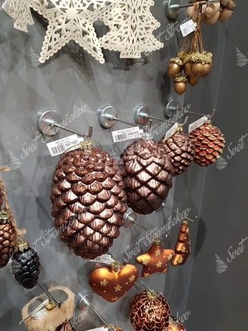 Vianočné dekorácie na stromček v tvare šišiek a žaluďov