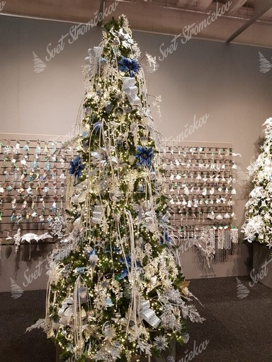 Vianočné ozdoby na stromček, kvety, organzy a vločky v pastelovo modrej farbe