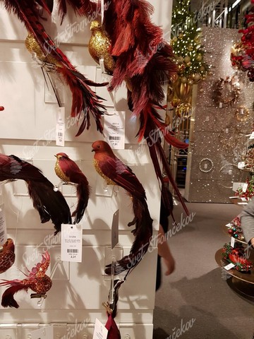 Červeno zlaté vtáčiky a zlaté vtáčiky ako dekorácie na stromček