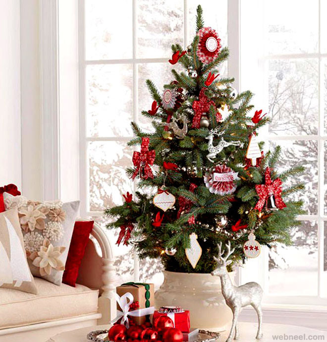 vianočný stromček v kvetináči ozdobený bielymi a červenými dekoráciami