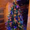 Umelý vianočný stromček 3D Smrek Exkluzívny 210cm, stromček je ozdobený rôznymi ozdobai v tvare vianočných gúľ a mašlí