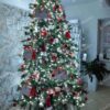 Umelý vianočný stromček 3D Smrek Exkluzívny 240cm, stromček je ozdobený červenými a bielmyi vianočnými ozdobami, plyšovými hračkami a ozdobami v tvare vianočnej obálky