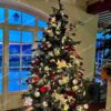 Umelý vianočný stromček 3D Smrek Exkluzívny 240cm, stromček je husto ozdobený červenými a bielymi ozdobami
