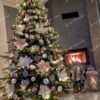 Umelý vianočný stromček 3D Smrek Škandinávsky 210cm, stromček je ozdobený bielymi a ružovými ozdobami v tavre gule a vianočnej ruže