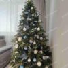 Umelý vianočný stromček 3D Smrek Škandinávsky 210cm, stromček je ozdobený bielymi, modrými a striebornými ozdobami