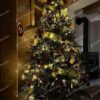 Umelý vianočný stromček 3D Smrek Škandinávsky 240cm, stromček je ozdobený červenými ozdobami a sušeným ovocím