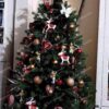 Umelý vianočný stromček FULL 3D Smrek Fínsky 210cm, stromček je ozdobený červenými, zlatými a bielymi ozdobami