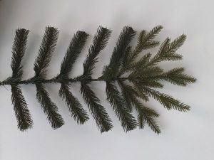 Konárik 3D vianočného stromčeka na konci tvorený 3D vetvičkami s 3D ihličím a smerom ku začiatku vetvičky je tvorený PVC vetvičkami.