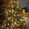 Umelý vianočný stromček 3D Smrek Exkluzívny 150cm, stromček je husto ozdobený červenými, bielymi a zlatými vianočnými ozdobami