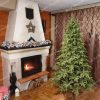 Umelý vianočný stromček 3D Jedľa Kaukazská v vianočne dekorovanej obývačke.