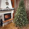 3D vianočný stromček s dokonale prepracovaným 3D ihličím. Stromček vyzerá ako živý a nachádza sa v miestnosti s horiacim krbom. Krb je ozdobený vianočnými dekoráciami.