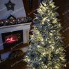 Svietiaci stromček v obývačke na Vianoce. Stromček je bielej farby a je bez vianočných ozdôb.