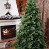 Vianočný stromček 3D vo vianočne vyzdobenej miestnosti vedľa horiaceho krbu.