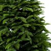 Fotka hustého vianočného stromčeka a jeho 100% 3D ihličia. Vetvičky reálne napodobňujúce Jedľu Kaukazskú.