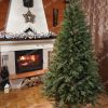 Dokonalý hustý vianočný stromček vo Vianočne ozdobenej miestnosti s krbom.