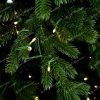 Detailná fotka vetvičky 3D stromčeka. Vetvička je tvorená 3D ihličím a je omotaná vianočným LED osvetlením.