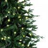 Detail 3D stromčeka tmavo zelenej farby. Vetvičky stromčeka sú osvetlené LED svetielkami prichytenými na vetvičkách stromčeka.