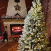 Biely vianočný stromček s LED osvetlením v obývačke na Vianoce.