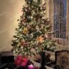 Umelý vianočný stromček 3D Smrek Horský 150cm, stromček je ozdobený bielymi a ružovými ozdobami