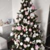 Umelý vianočný stromček 3D Smrek Škandinávsky 180cm, stromček je ozdobený ružovými a bielymi vianočnými ozdobami