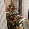 Umelý vianočný stromček 3D Smrek Škandinávsky 180cm, stromček je ozdobený červenými a bielmyi vianočnými ozdobami