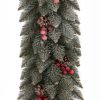 Detail tyrkysovo zelenej vianočnej girlandy doplnenej o borovicové šišky a červené lesné plody.