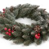 Vianočný veniec na dvere či stôl tyrkysovej zelenej farby doplnený šiškami s borovice a červenými lesnými plodmi.
