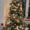 Umelý vianočný stromček 3D Smrek Úzky 180cm, stromček je husto ozdobený ozdobami v rôznych farbách