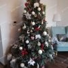 Strieborný vianočný stromček 3D Smrek Ľadový 210cm ozdobený bielymi a červenými vianočnými dekoráciami