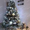3D Moderný vianočný stromček Smrek Ľadový 210cm tyrkysovej farby ozdobený bielými a striebornými ozdobami