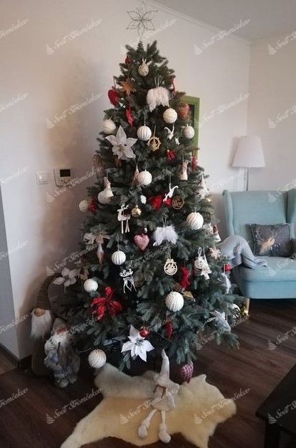 Strieborný vianočný stromček 3D Smrek Ľadový 210cm ozdobený bielymi a červenými vianočnými dekoráciami