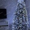 vianočný stromček Smrek Severský 240cm ozdobený striebornými vianočnými ozdobami