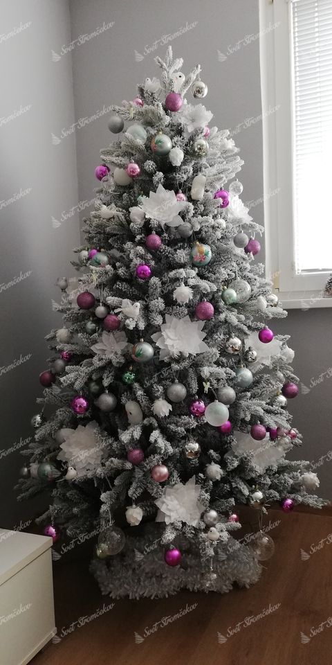 ozdobený vianočný stromček 3D Smrek Kráľovský 180cm ružovými vianočnými guľami
