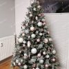 ozdobený vianočný stromček 3D Smrek Ľadový 210cm bielými a striebornými vianočnými guľami