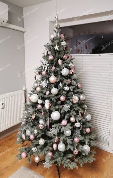 ozdobený vianočný stromček 3D Smrek Ľadový 210cm bielými a striebornými vianočnými guľami