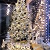 ozdobený vianočný stromček Borovica Biela 210cm bielymi a striebornými guľami