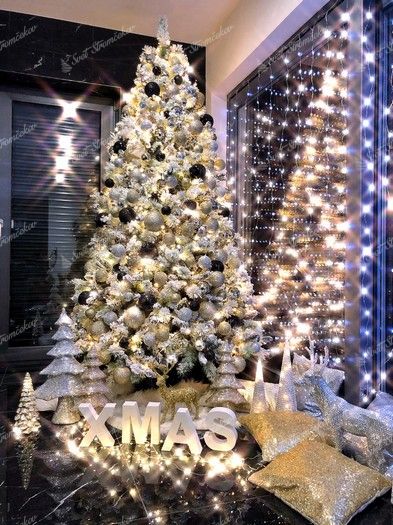 ozdobený vianočný stromček Borovica Biela 210cm bielymi a striebornými guľami