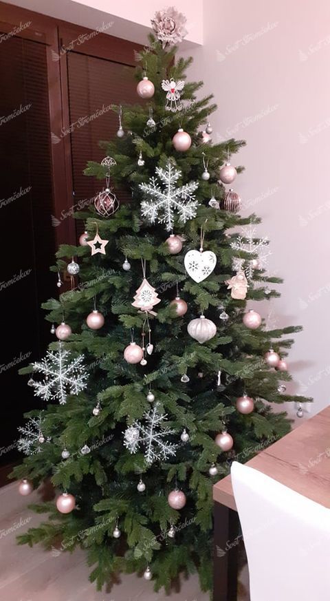 vianočný stromček 3D Smrek Exkluzívny 210cm ozdobený bielymi vianočnými dekoráciami