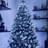 Umelý vianočný stromček 3D Jedľa Kaukazská XL 210cm, stromček je husto ozdobený bielymi a striebornými ozdobami