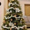 Umelý vianočný stromček 3D Jedľa Kaukazská XL 210cm, stromček je moderne ozdobený bielymi a medenými ozdobami