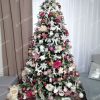 vianočný stromček 3D Jedľa Zasnežená 210cm ozdobený bielymi a ružovými vianočnými dekoráciami