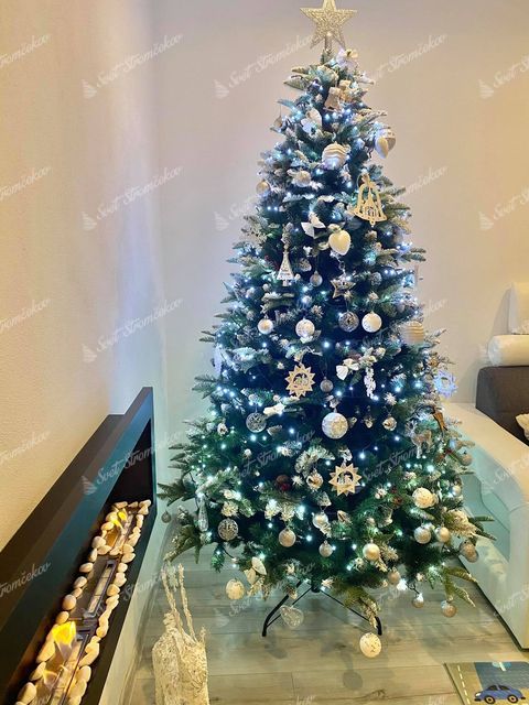ozdobený vianočný stromček 3D Jedľa Zasnežená 210cm bielymi a zlatými vianočnými ozdobami