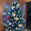 Umelý vianočný stromček 3D Smrek Alpský XL 210cm, stromček je moderne ozdobený ozdobami v rôznych farbách
