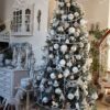 Umelý vianočný stromček 3D Smrek Ľadový Úzky 210cm, stromček je husto ozdobený bielymi a striebornými vianočnými ozdobami