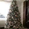 biely vianočný stromček Borovica Biela 240cm ozdobený bielymi vianočnými guľami