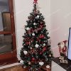 umelý vianočný stromček Borovica Strieborná 180cm s červenými vianočnými dekoráciami