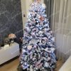 Biely vianočný stromček Smrek Severský 180cm s bielymi vianočnými dekoráciami