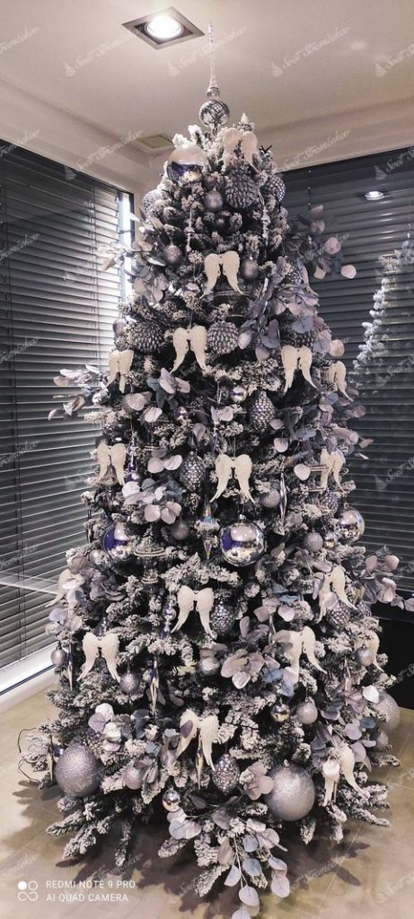 moderne ozdobený umelý vianočný stromček Smrek Severský 240cm